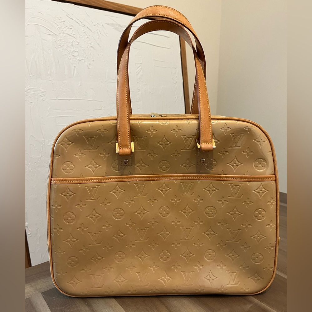 Louis Vuitton monogram Vernis Sutton in beige bag purse tote